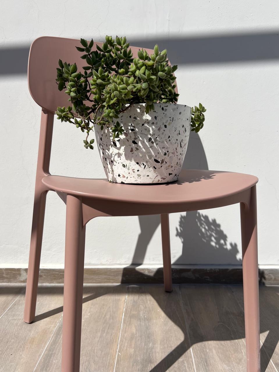 Maceta de terrazo blanca y negra