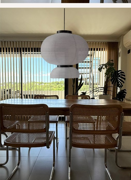 Comedor con lámparas de papel