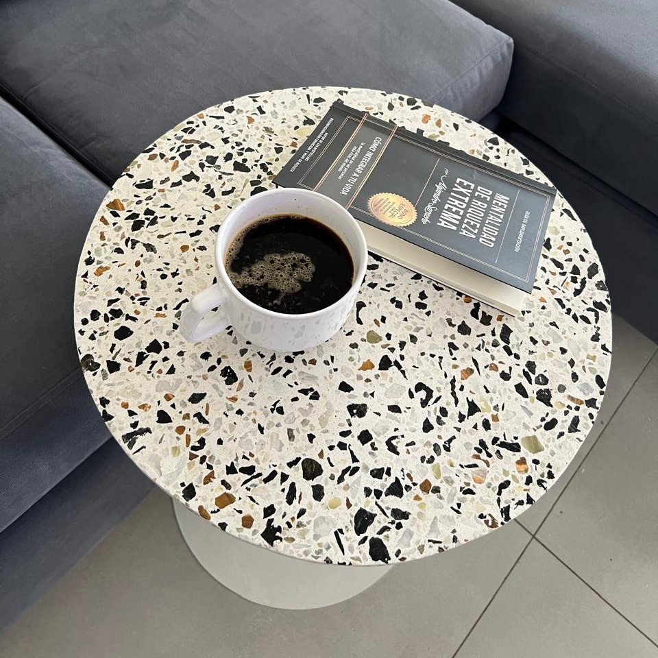 Mesa HAUS en un living, con café y un libro
