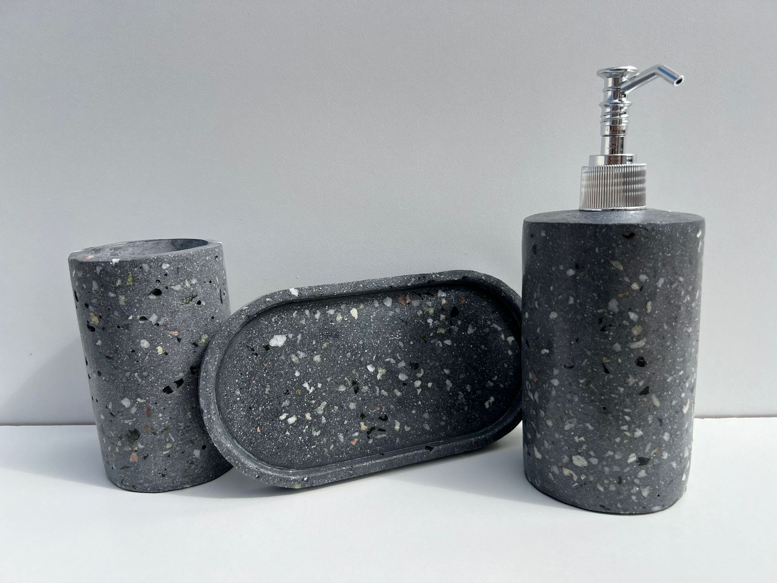 Set de baño en terrazo oscuro